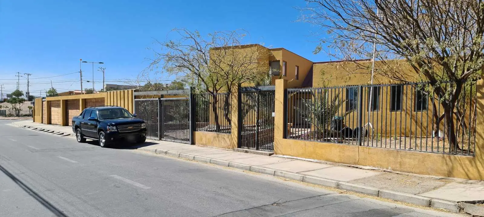 Fachada y acceso principal con cierre perimetral